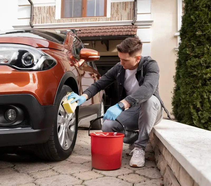Lavage auto à domicile Marcilly-le-Châtel : professionnel intervenant sur un véhicule